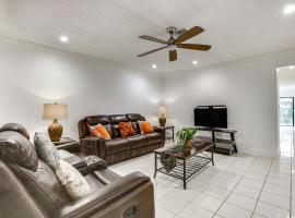 Modern Coral Springs Home Close to Everglades!, hotel with parking in Coral Springs