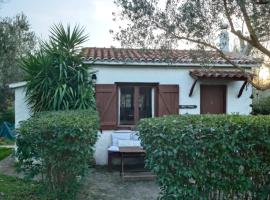 Sol's Place, hotel met hottubs in Mytilini