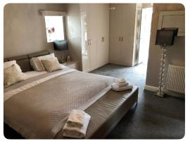 The Oaks A private room in our home With its own entrance with internal doors locked More suited to quieter guests wanting a peaceful stay、コンセットのホテル