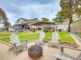 Lakefront Livingston Retreat with Dock and Fire Pit!, hotel cu parcare din Blanchard