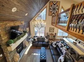 Swept Away Chalet - Luxurious NEW 6 BR Home Sleeps 16 Hot Tub Linens and Towels