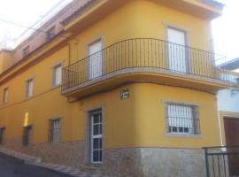 Hostal Adrian, guest house in Pizarra