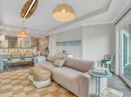 Beach Front Condo w/Pool, Restaurant, and Bar, hotel v destinaci Tybee Island