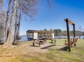 Waterfront Louisiana Home with Private Boat Launch!, hotell Alliance’is