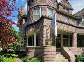 The Kings Throne Inn and Guest House