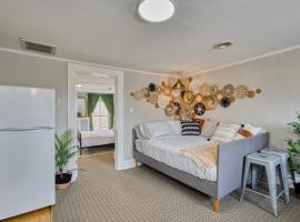 1 Bedroom Treetop Apartment on Capitol Hill!, apartamentai Vašingtone