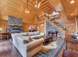 Waterfront Old Forge Cabin with Deck and Indoor Pool: Old Forge şehrinde bir villa