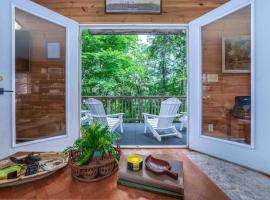 Stylish Cabin in Floyd VA - near wineries - includes hot tub, hotel with parking in Floyd