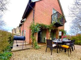 Cosy Cotswold Lodge by Your Home Here, ideal for families with log-burner, spa, private parking and heated swimming pools, chalé alpino em Ashton Keynes
