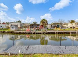 Pensacola Home with Private Dock - 7 Mi to Beaches, hotel spa di Pensacola