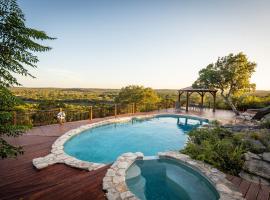 Valley View - Hill Country home with swimming pool, beautiful hillside view!, hotel din Fischer