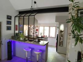 Maison familiale : charme & nature, hotel v destinaci Senlis