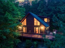 NEW HOT TUB! Secluded 3 Bed Cabin in Pigeon Forge, chalet de montaña en Pigeon Forge