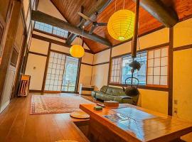 源泉掛け流し付き貸切別荘-Authentic private home with Private Kusatsu Onsen - THE HIDEOUT VILLA KUSATSU-, apgyvendinimo įstaiga su onseno pirtimi mieste Kusacu