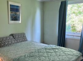 Home Stays-Private Rooms in a Villa Near City for families/Individuals, hotel a Estocolm