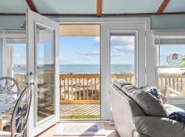 Pet Friendly Oceanfront Cottage Steps to Pier & Restaurants, hotel di Oak Island