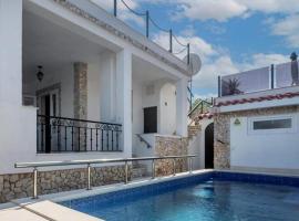 Seaside family friendly house with a swimming pool Slatine, Ciovo - 22427, hotel u gradu Slatine
