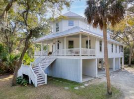 Chasing Waves Luxury Edisto Home 3 mins to Beach, hotel in Edisto Island