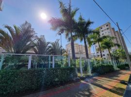 Apto 400m UEL, 2 quartos, ar condicionado egaragem, hotel in Londrina
