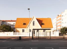 Casa Amarela, 9-room beach house, casă de vacanță din Praia da Barra