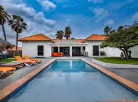 Spacious Villa with Pool, Huge Yard, hotel u gradu 'Paradera'