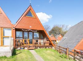 Chalet Eightyone, hotel with pools in Deal