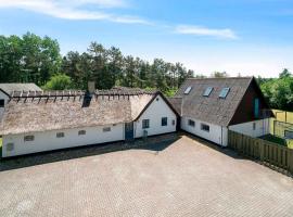 13-room Holiday Home, 500 M To The Beach, feriegård i Vig