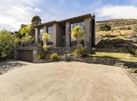 Luxurious Lake View Escape, khách sạn ở Frankton