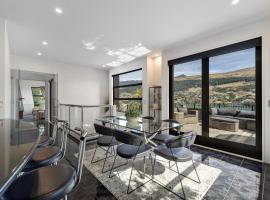 Luxurious Lake View Escape, hotel din Frankton