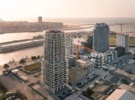 Huswell - Modern new apartment with pool access and parking