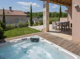 Domaine de la durantie - villa avec jacuzzi, hotel in Castelnau-de-Montmiral