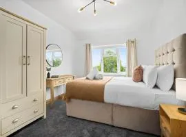 Luxurious 3 Bedroom House with Parking 73B - Top Rated - Netflix - Wifi - Smart TV