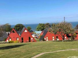 CLIFFTOP COASTAL CHALET with Panoramic SEA VIEWS, pool & tennis court on site no118, hotel in Kingsdown