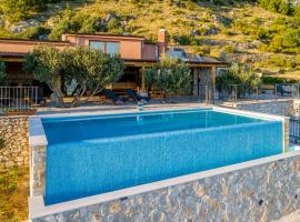 Villa Secluded Paradise, hotel in Omiš