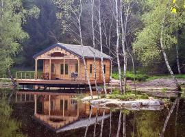 Cabane pilotis sur étang, au lac de Chaumeçon, hotel cu parcare din Saint-Martin-du-Puy