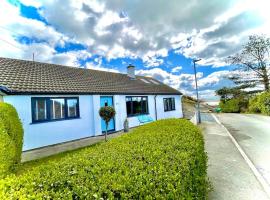 Bungalow, mountain and sea views parking, hotel in Aberdyfi