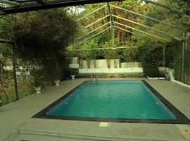 Wynlush Private Pool villa Wayanad, hotel in Kalpetta