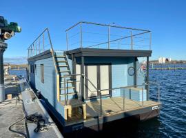 LILLEMOR-Stern-Hausboot, hotel in Fehmarnsund