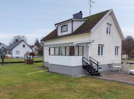 Amazing Home In Strmsnsbruk With Wifi, vila u gradu 'Strömsnäsbruk'