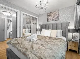 Luxury 1 Bed Flat with Parking 11K - Top Rated - Netflix - Wifi - 70 Inch Smart TV - Birmingham City Centre - TV in Bedroom
