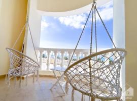 Wonderful Studio with Beach View at Ras Al Khaimah, hotel com piscina em Ras al-Khaimah