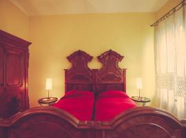 Historic and quiet house in the Langhe&Monferrato, hotell i Portacomaro