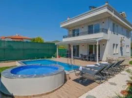 Villa Esmeralda, Jakuzili Çocuk Havuzlu Lüks Villa
