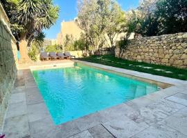 Unique Farmhouse-4 double bedroom, quiet w/views, hotel in Għarb