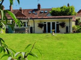 The Nook located in a beautiful garden setting with parking, feriehus i Stratford-upon-Avon