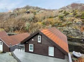 2 Bedroom Cozy Home In Finnås