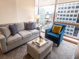 Modern Apart Downtown with Indoor Pool, hotel in Stamford