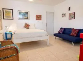 Studio 1 Tinima with Garden access