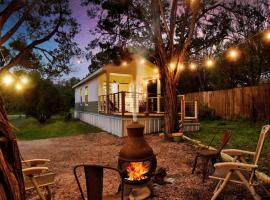 Lone Star Tiny Home - 15 minutes to downtown, hotel di Austin