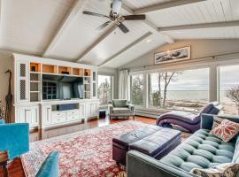 Lakefront Sturgeon Bay Retreat with Private Beach!, casa de campo em Sturgeon Bay